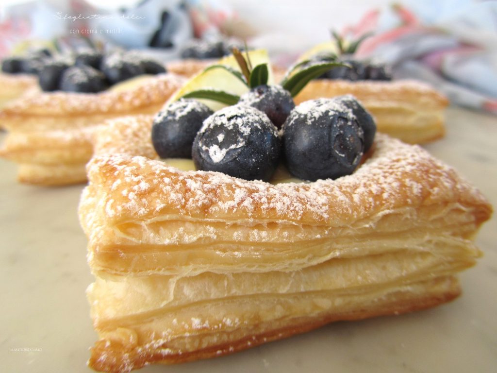 Sfogliatine dolci con crema e mirtilli - Mangioridoamo