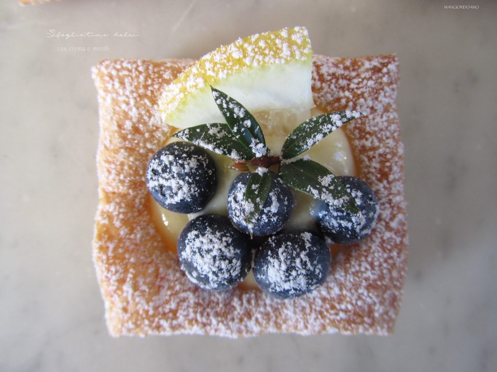 Sfogliatine dolci con crema e mirtilli - Mangioridoamo