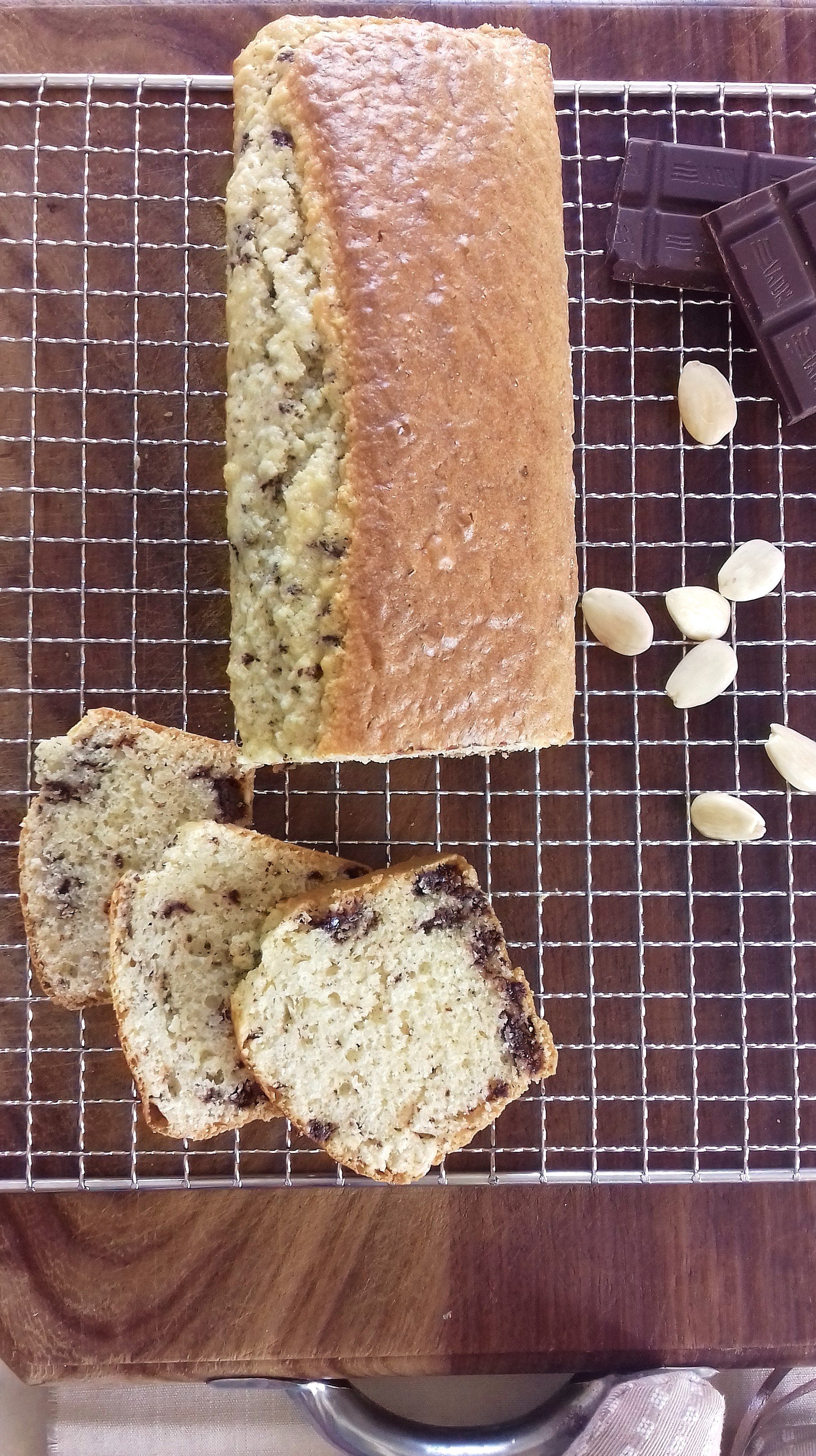 Plumcake alle mandorle e cioccolato fondente - Mangioridoamo