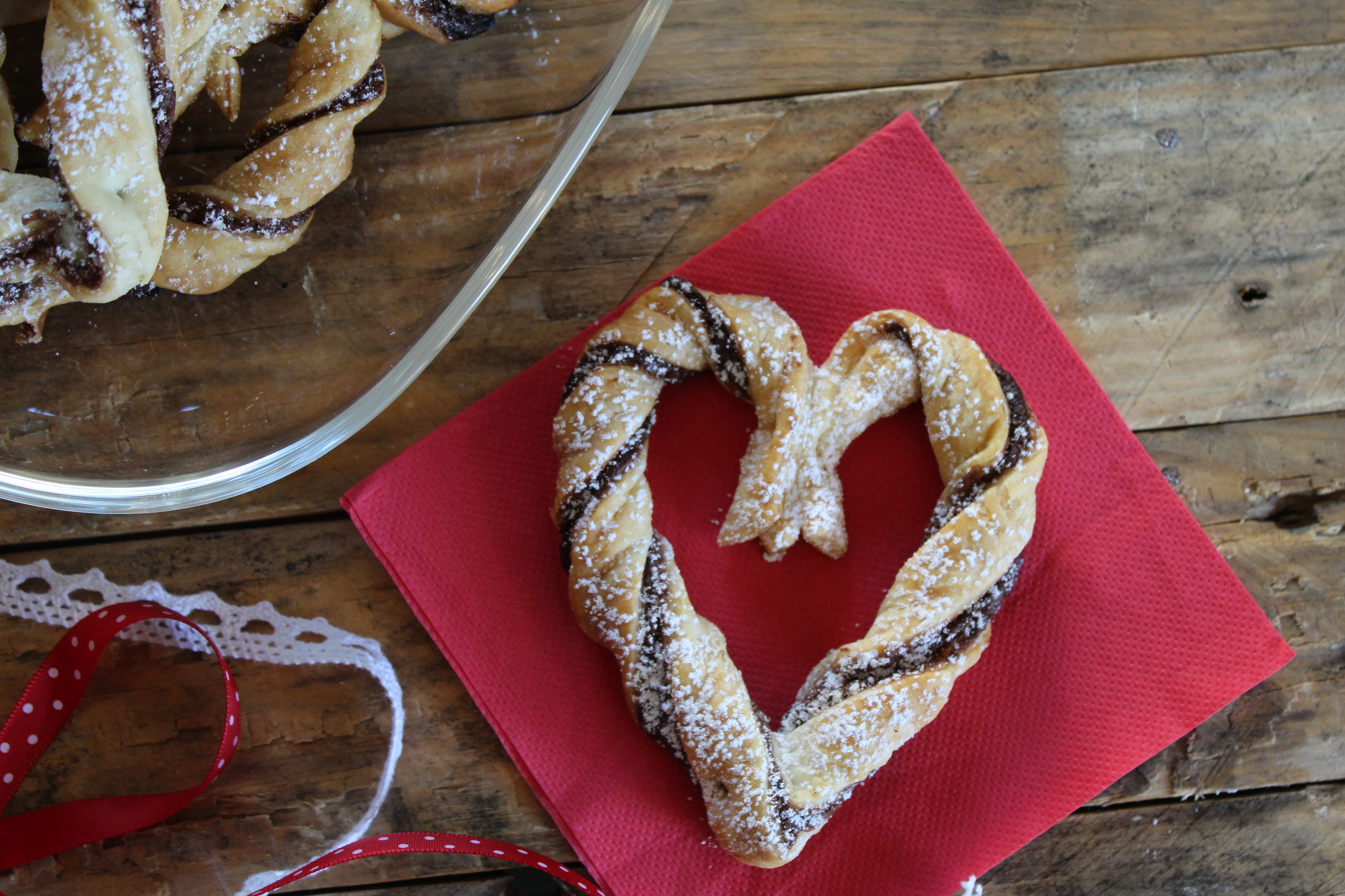 Cuori di pasta sfoglia con Nutella per San Valentino - Mangioridoamo